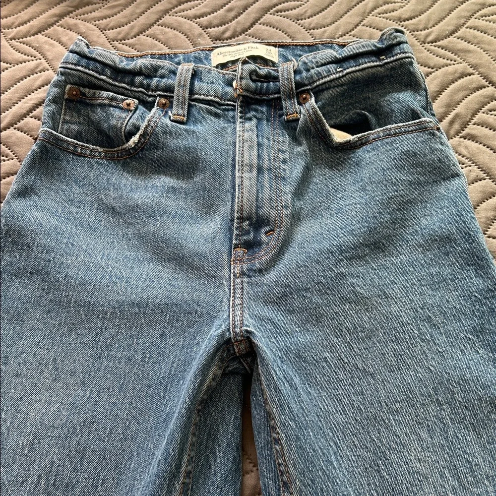 Abercrombie & Fitch High Rise “The 90’s” Jeans - Picture 2 of 9